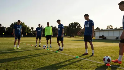 وزير الصحة يرحب بأبطال منتخب مصر في مطار العلمين