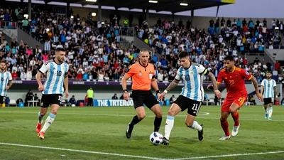 متعب يفضح الظلم أمام الأرجنتين: دعوة للفرح للمنتخب